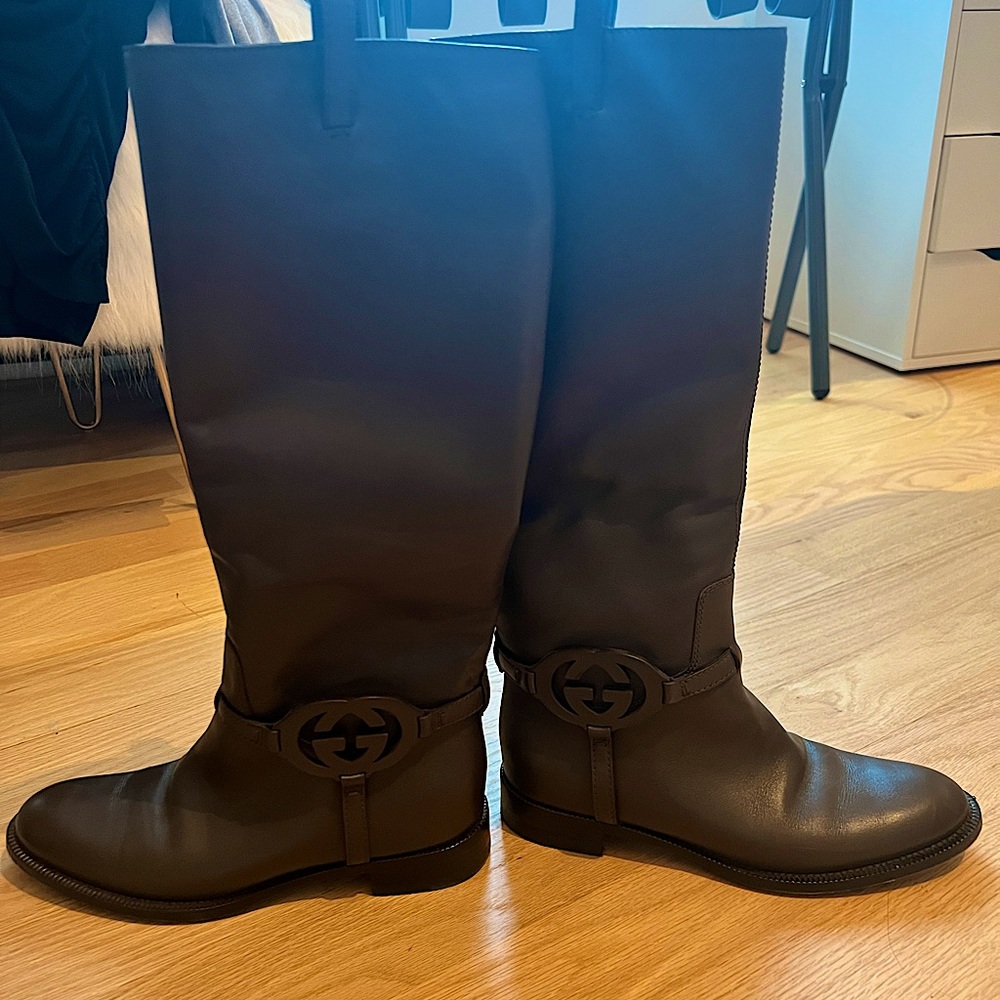 GUCCI brown boots size 37.5 like new!